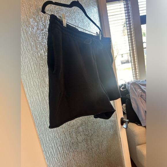 TNA (Aritzia) Cozy Fleece Boyfriend Sweatshorts - Picture 6 of 10